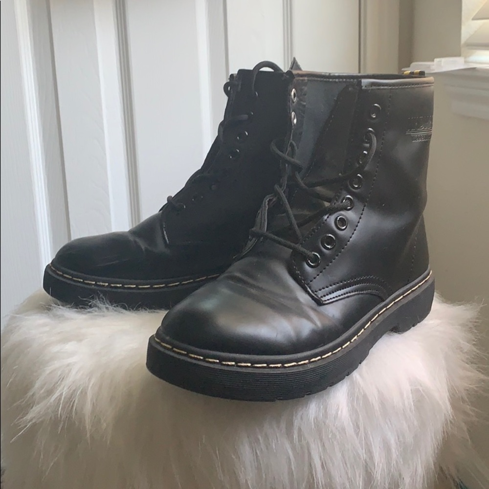 Black Leather Lace Up Boots!